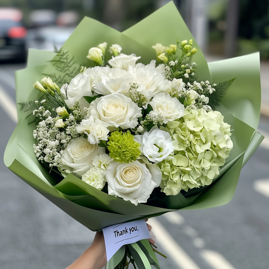 Fresh flowers bouquet, a must-do activity in Paris