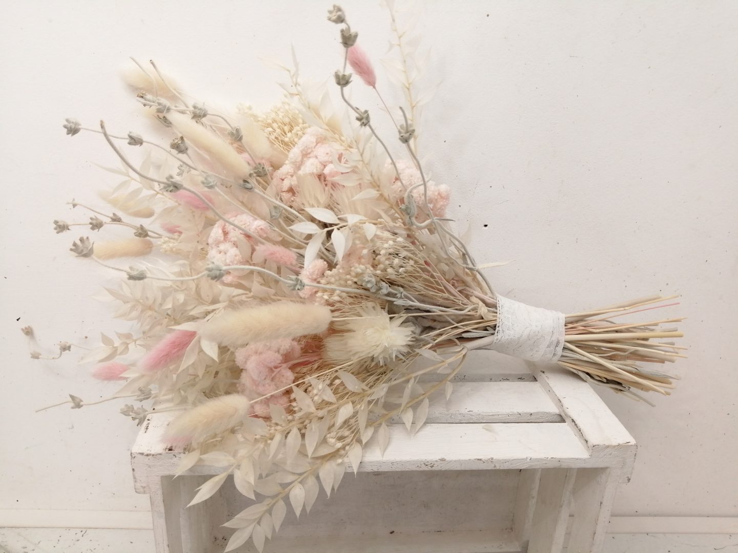 Bouquet de mariées de fleurs séchées roses