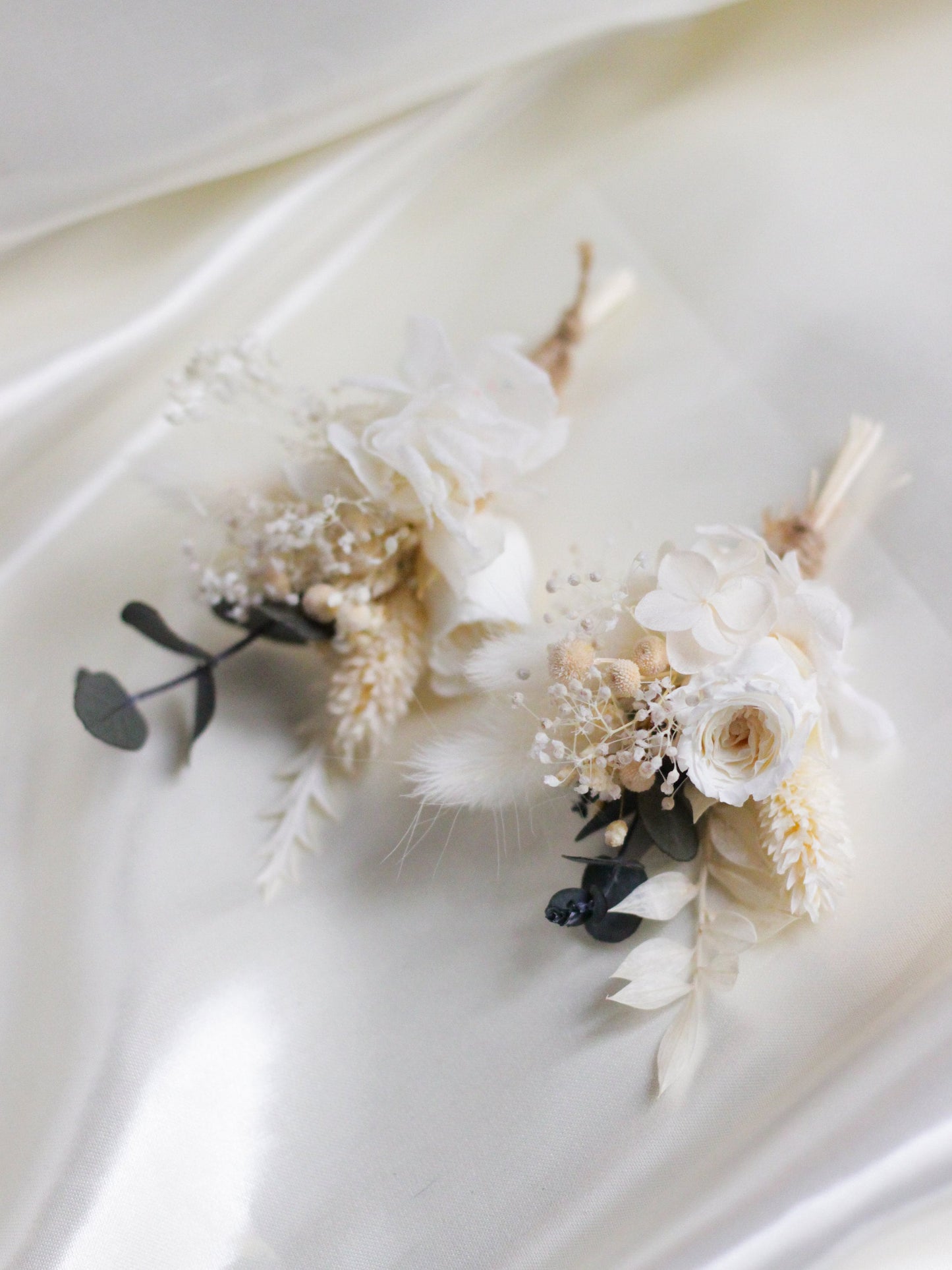 DIANA Hochzeitsknopfloch für Braut und Bräutigam, Boutonniere für Hochzeit in Creme und Weiß
