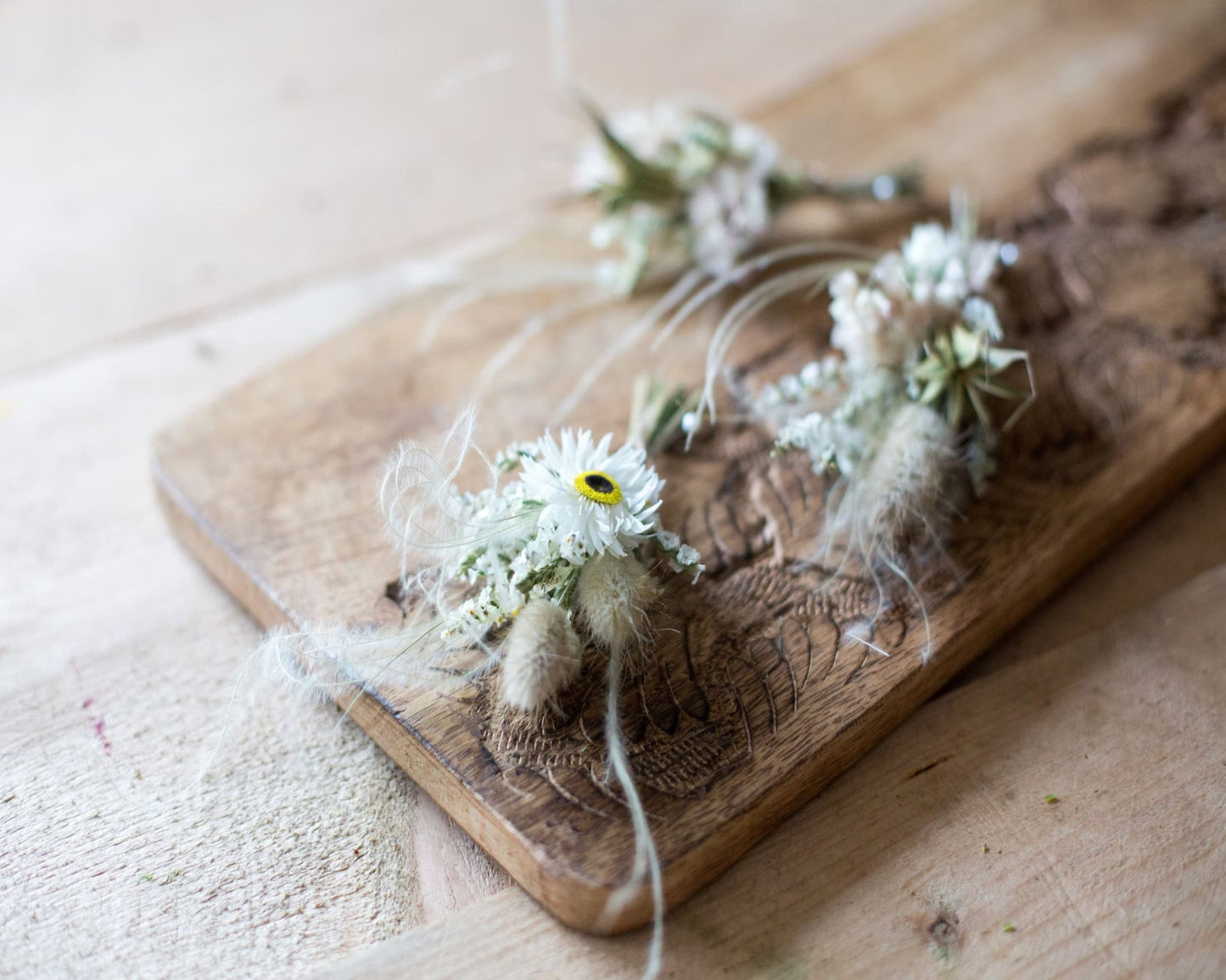 AMMOBIUM Hochzeitsknopfloch für Braut und Bräutigam, Boutonniere für die Hochzeit in Creme und Weiß