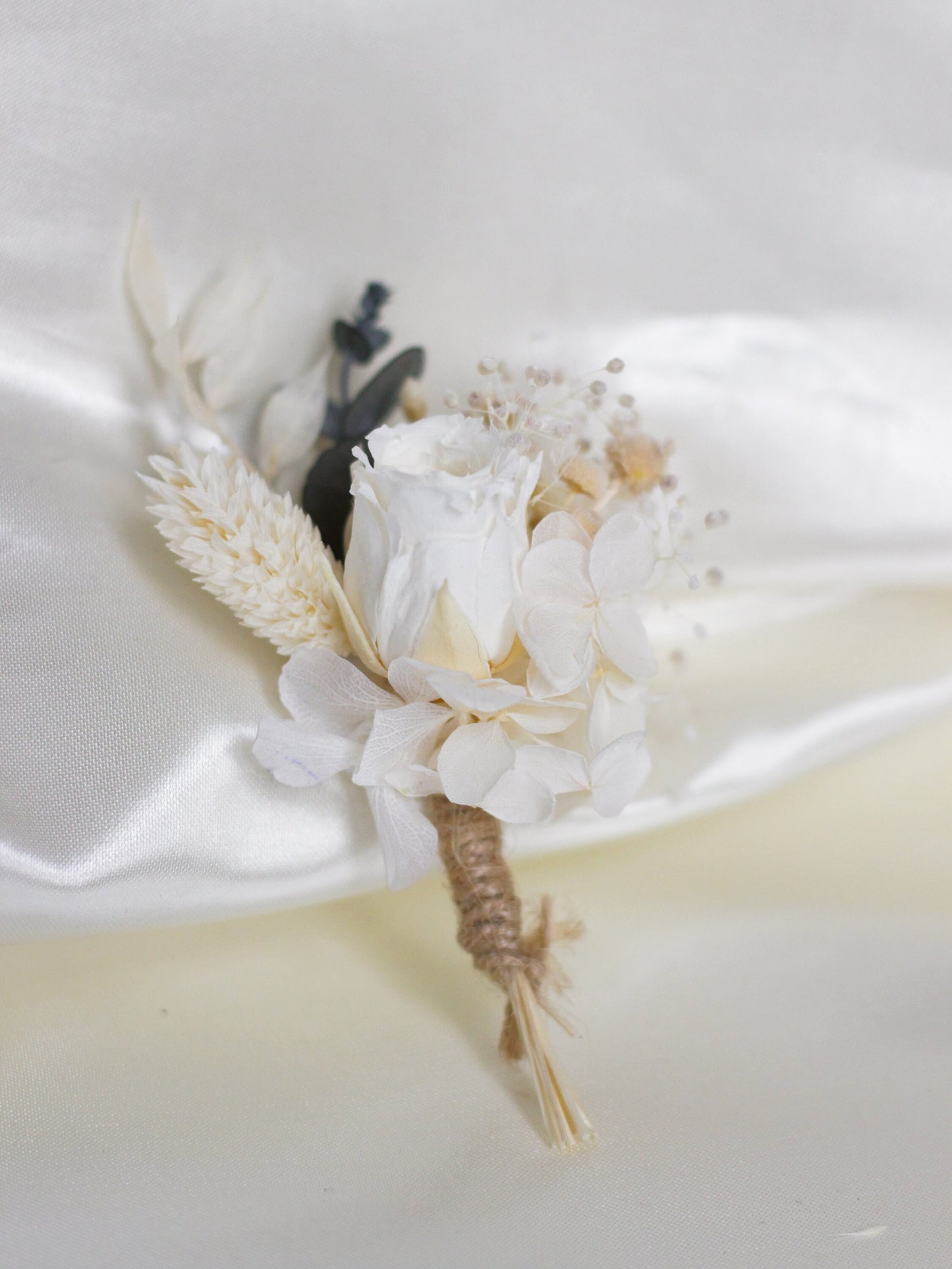 DIANA Hochzeitsknopfloch für Braut und Bräutigam, Boutonniere für Hochzeit in Creme und Weiß