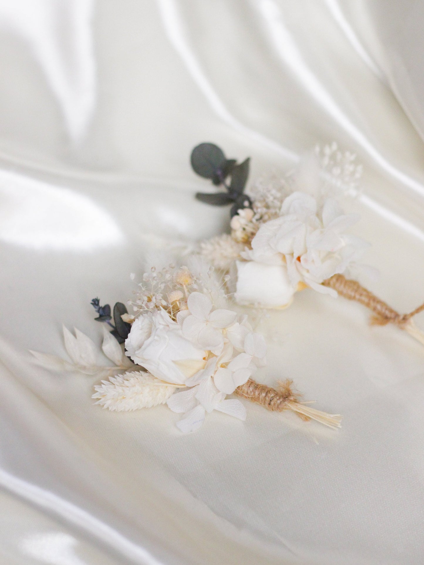 DIANA Hochzeitsknopfloch für Braut und Bräutigam, Boutonniere für Hochzeit in Creme und Weiß