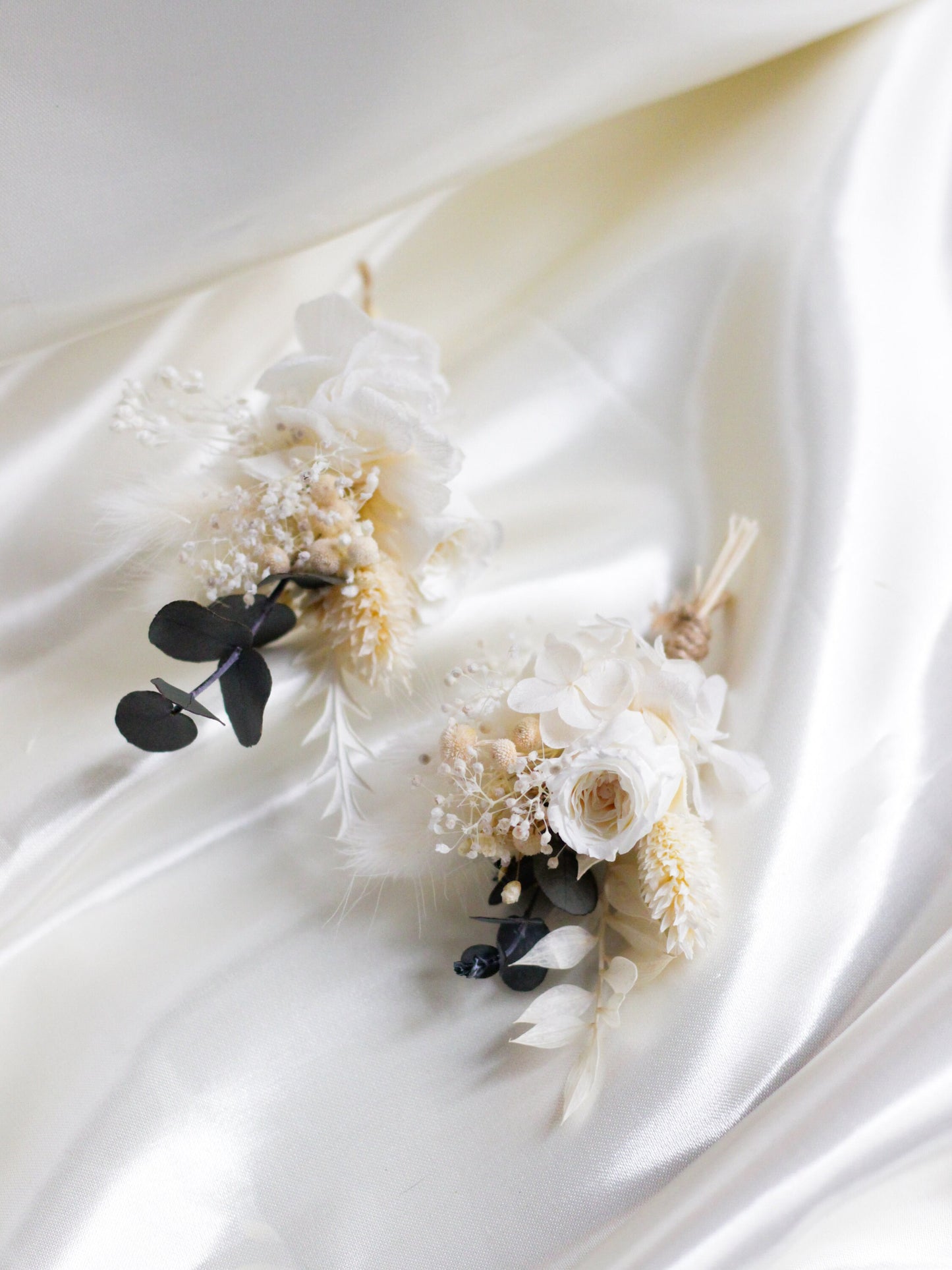 DIANA Hochzeitsknopfloch für Braut und Bräutigam, Boutonniere für Hochzeit in Creme und Weiß