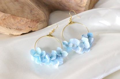 Atelier de fabrication d'accessoires floraux : boucles d'oreilles florales, corsage et peigne à cheveux