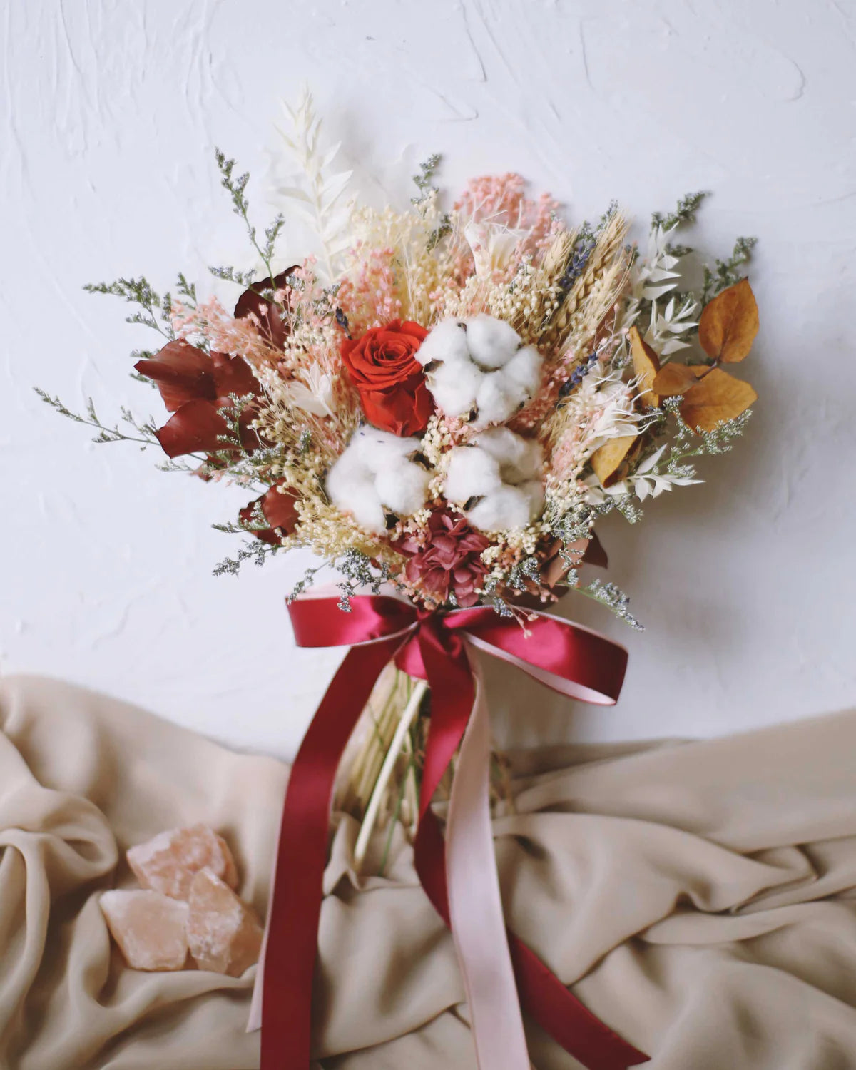 Bouquet de mariée éternel riche en nuances de sarcelle et d'or.