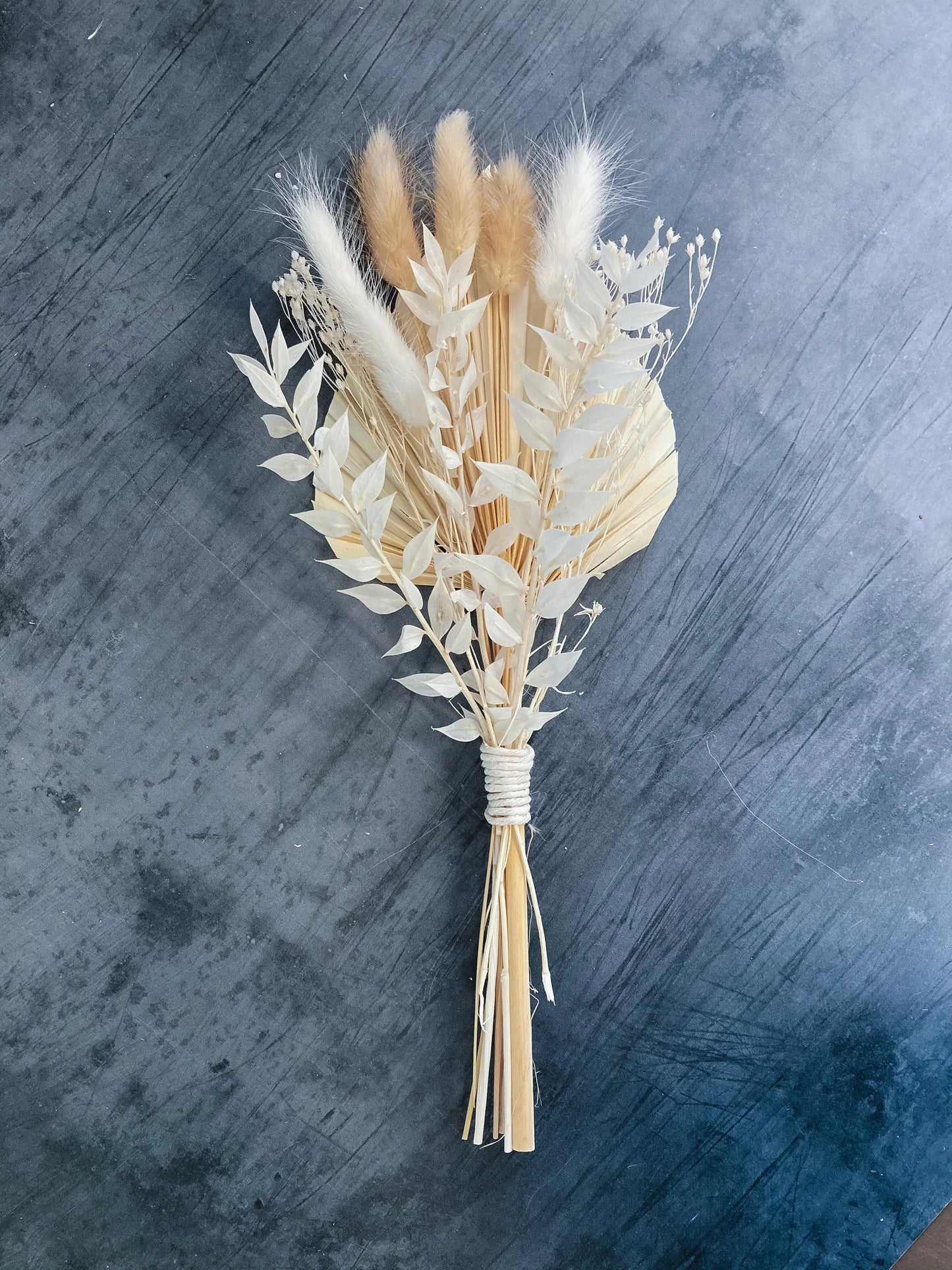 Bouquet de fleurs séchées blanches, bouquet de mariage ivoire, arrangement floral de mariage, décoration intérieure