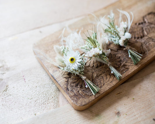 AMMOBIUM Hochzeitsknopfloch für Braut und Bräutigam, Boutonniere für die Hochzeit in Creme und Weiß